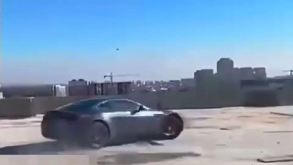 Шымкентте қымбат көлігін 12 қабатты ғимараттың шатырына шығарып, дрифт жасаған ер адам ұсталды (ВИДЕО)