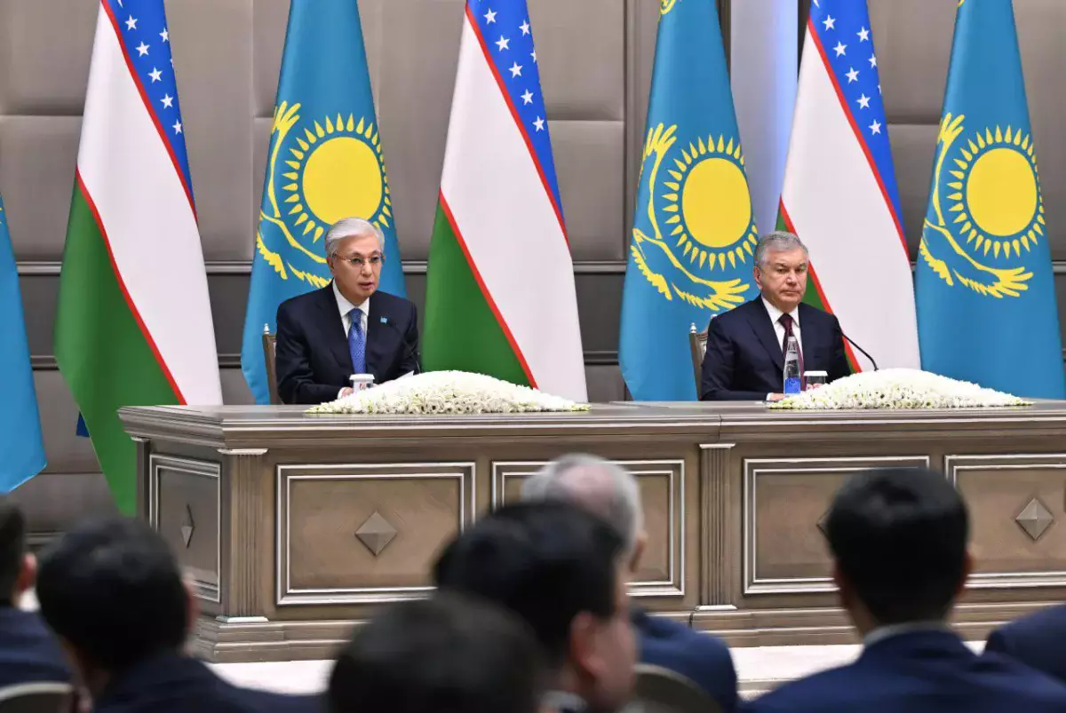 Президенты Казахстана и Узбекистана провели брифинг для представителей СМИ