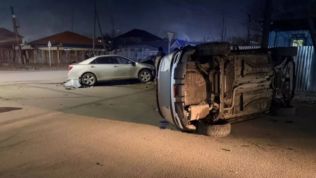 Семейде көшенің қақ ортасында жеңіл көлік аударылды