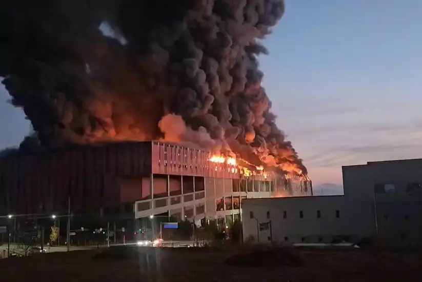 В Южной Корее вспыхнул крупный пожар на логистическом складе
