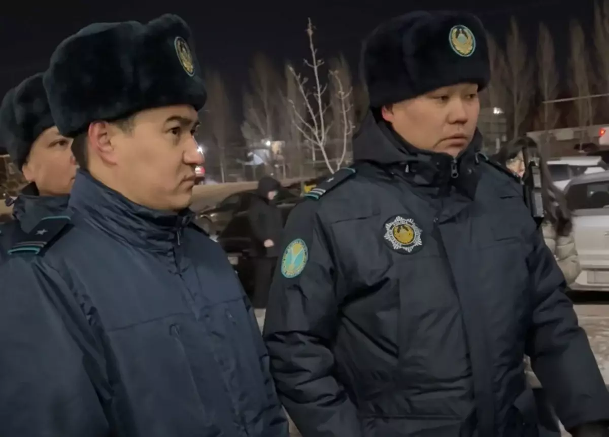 К жилому комплексу в Астане, где сорвался лифт и погиб рабочий, стянули полицию