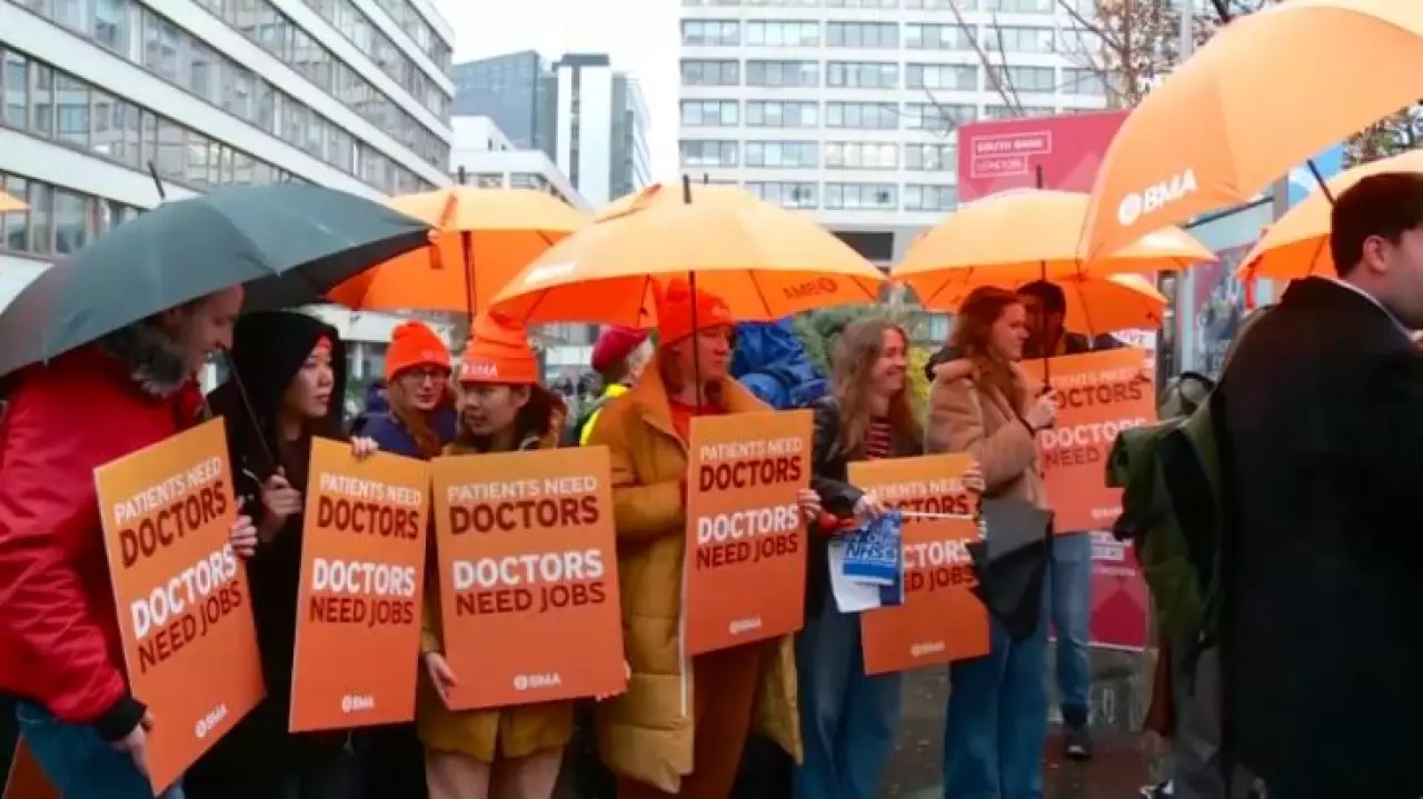 Врачи требуют повышения оплаты в Англии
