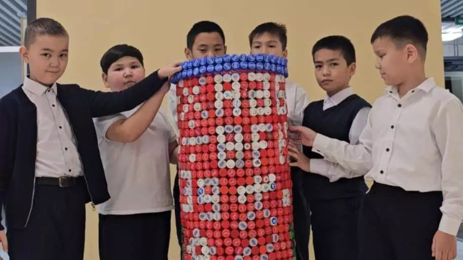 Школьники из Семея создали EcoBox из пластиковых крышек