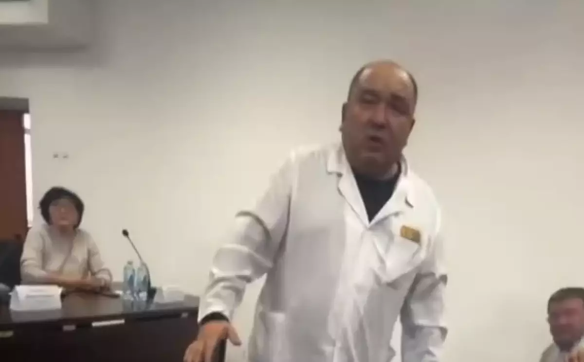 Қарағандыда №3 емхананы жекеге беру дауы күшейді: Бұл заңсыз ба?