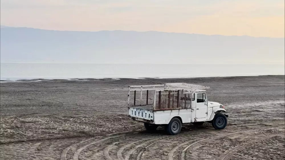 “Береговая линия отступила на сотни метров“. Блогер показал обмеление Каспийского моря в Иране