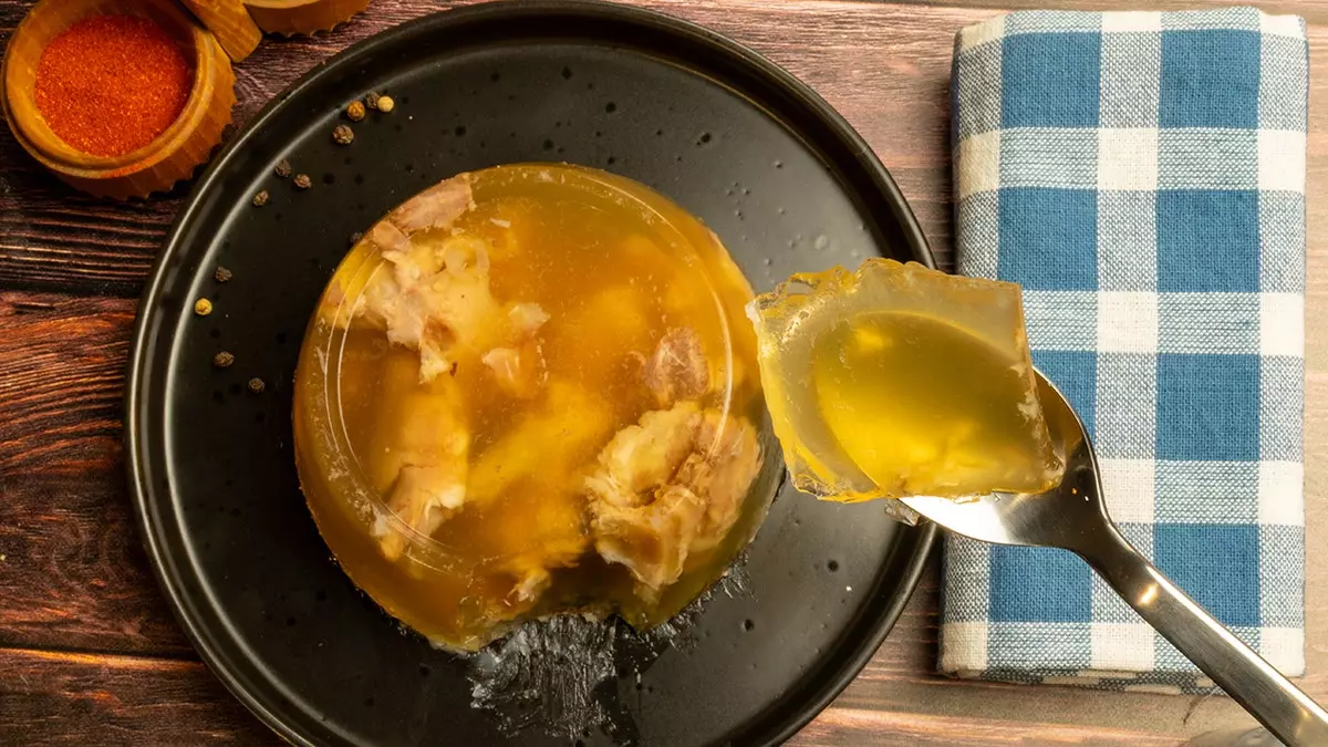 От ретро к изысканному: салаты и закуски из желе неожиданно возвращаются в моду.