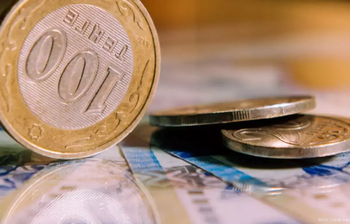 Национальная валюта в обмороке: от 4,68 до 522 - шокирующая история падения тенге с 1993 года - новости на Lada.kz 15.11.2025