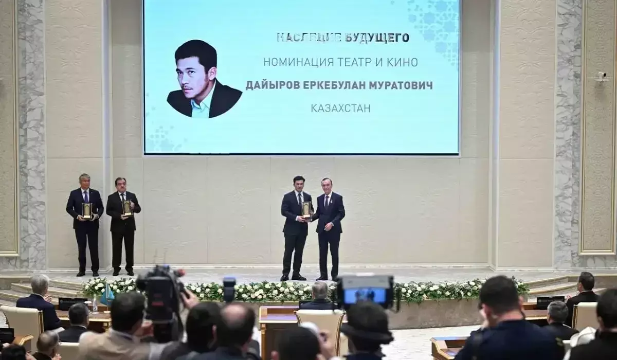 Актер Еркебұлан Дайыров президенттер қатысқан іс-шарада сыйлық алды