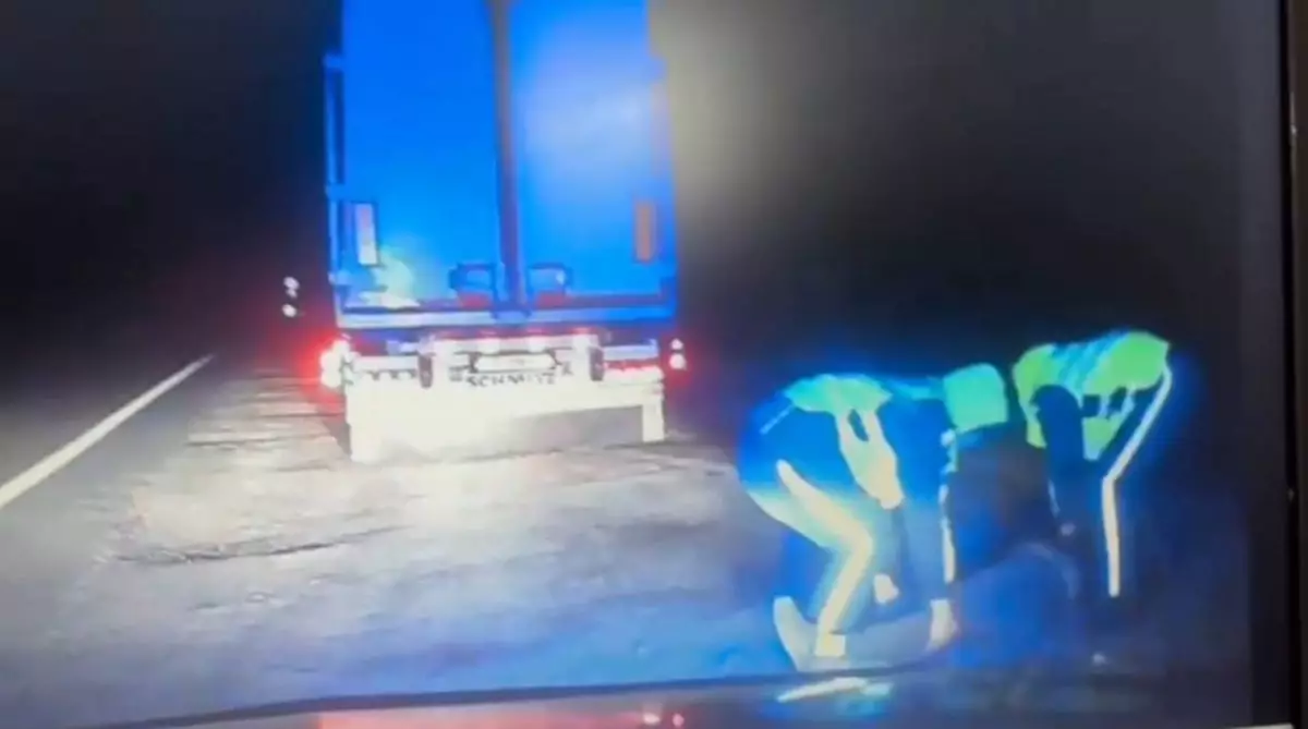 Инсульт случился у дальнобойщика за рулем на трассе в Абайской области (ВИДЕО)