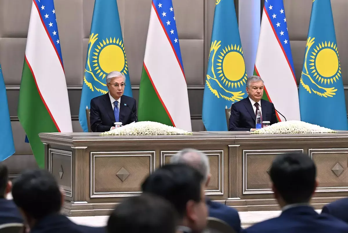 Қазақстан мен Өзбекстан президенттері БАҚ өкілдеріне арналған брифинг өткізді