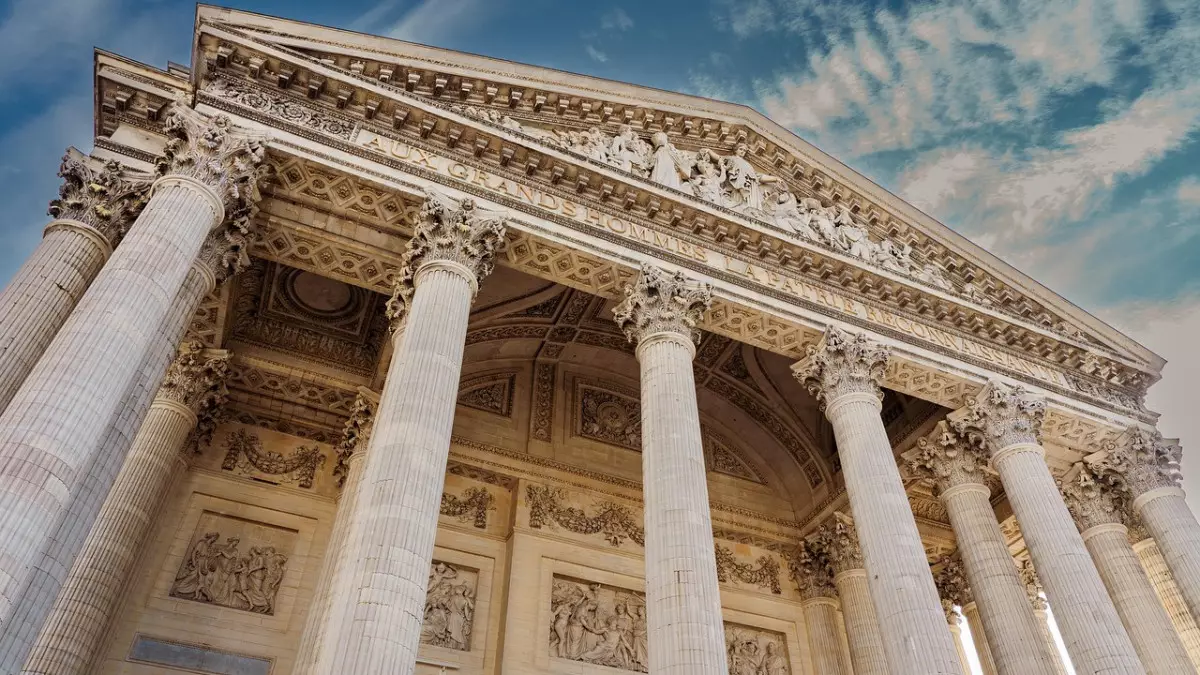 Скутерлер мен қару-жарақ: Парижде Chanel дүңгіршегіне жасалған тонауға тойтарыс берілді