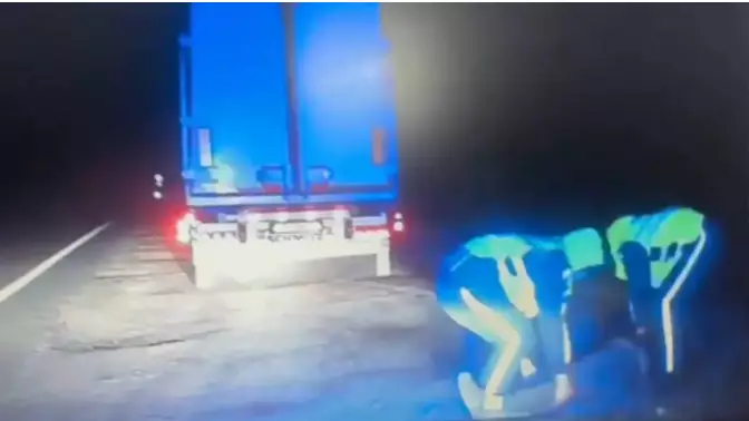 Абай облысында патрульдік полицейлер жүргізушіні құтқарып қалды