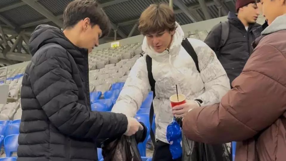 Астанада Қазақстан - Бельгия матчынан кейін жанкүйерлер тазалық акциясын өткізді