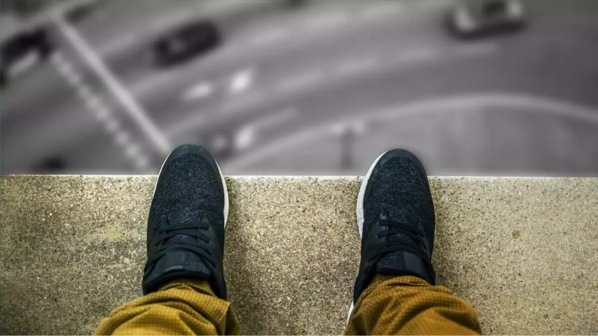 Спасатели предотвратили трагедию на 17 этаже многоэтажки в Караганде (ВИДЕО)