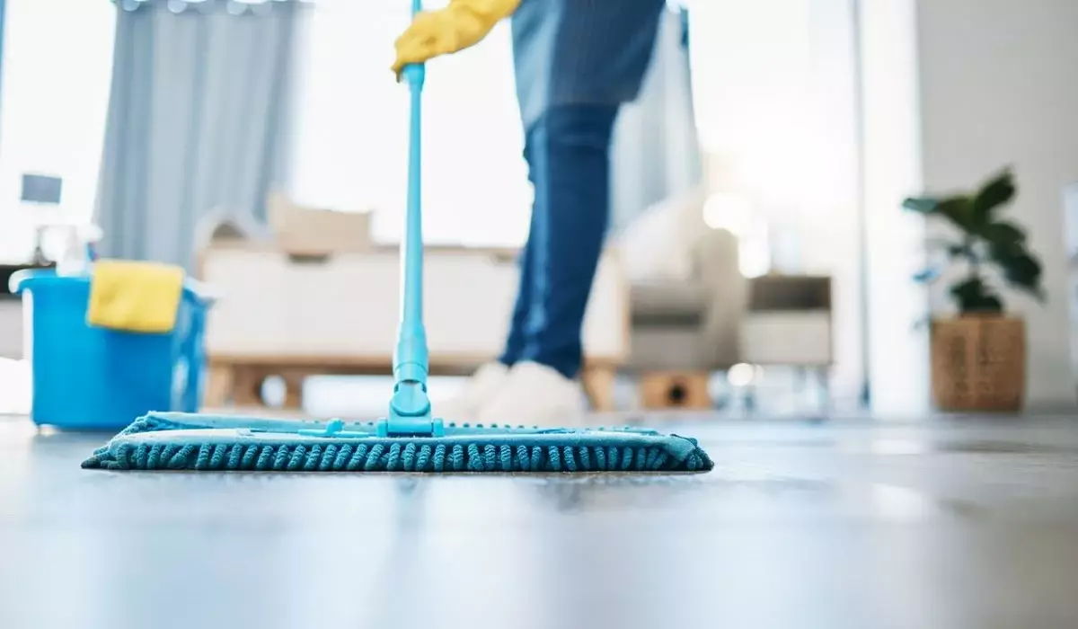 Дәмхана иесі егде жастағы еден жуушыны жезөкшелікпен айналысуға мәжбүрлеген