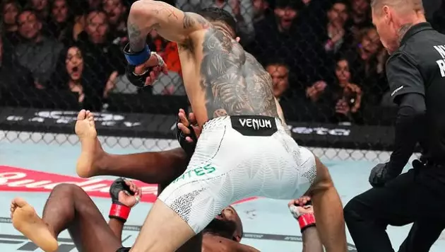 Экс-чемпион UFC в весе Рахмонова улетел в нокаут во втором раунде