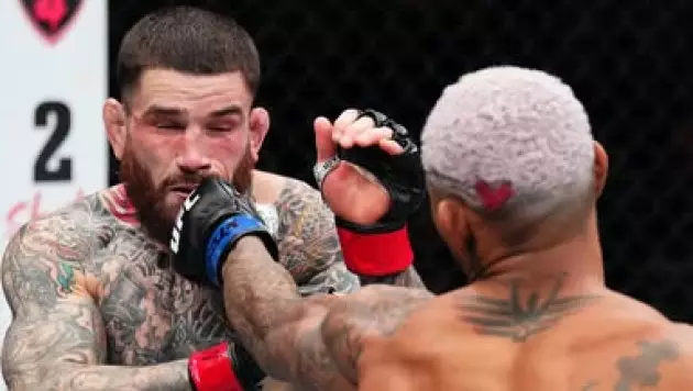 Сенсационным нокаутом закончился бой UFC в весе Рахмонова