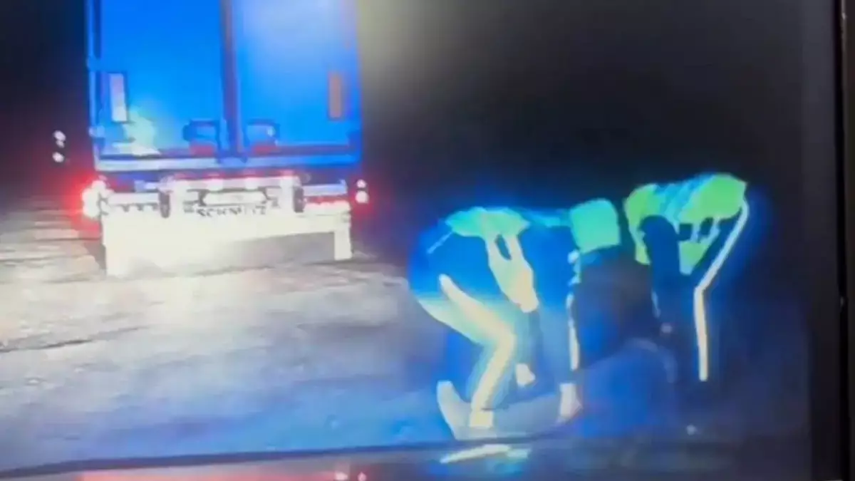 Семей тас жолында инсульт алған жүргізушінің өмірін полицейлер құтқарып қалды