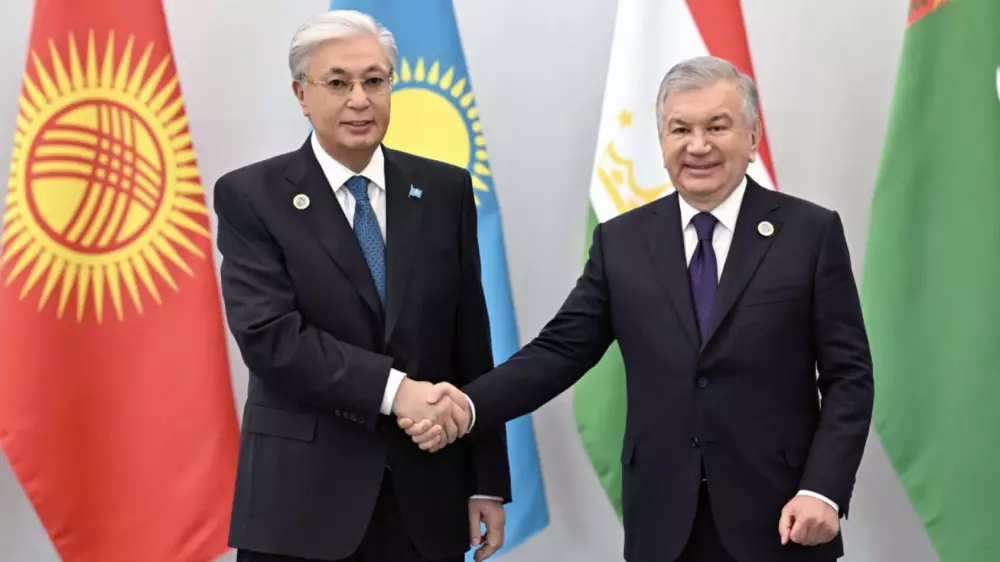 Мирзиёев встретил Токаева в конгресс-центре Ташкента