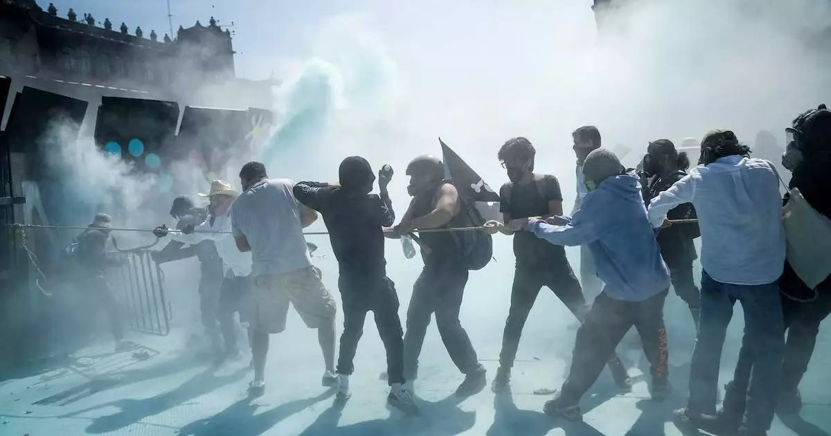  Мексикада мэрдің өлімінен кейін жаппай наразылық өтіп жатыр 