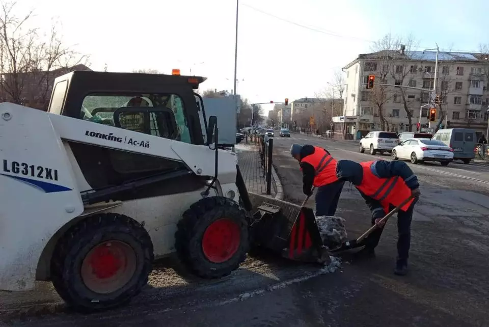 Более 2 800 дорожных рабочих задействованы в снегоуборочных работах в Астане