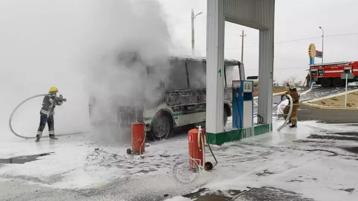 Пожар на заправке в Доссоре: автобус вспыхнул прямо у колонок