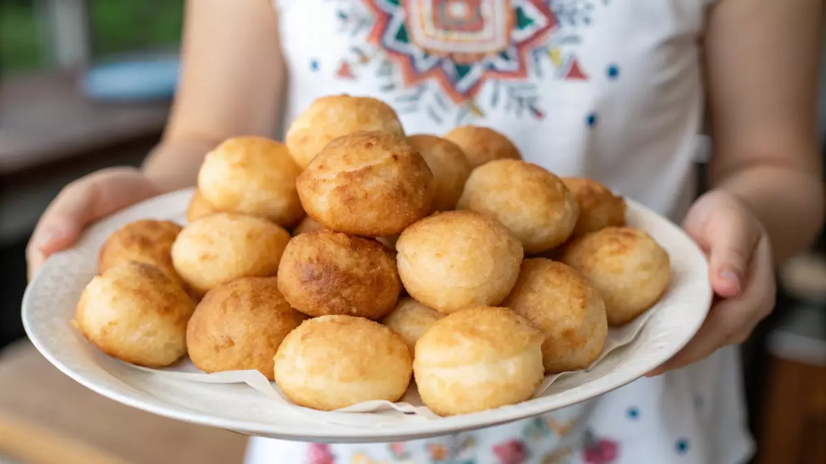 Бельгийских фанатов на стадионе угощали девушки в национальных костюмах