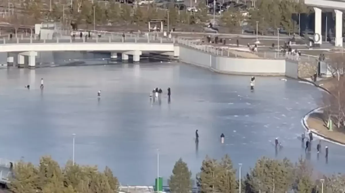 В Астане люди вышли на едва замерзший Есиль, рискуя провалиться под лед