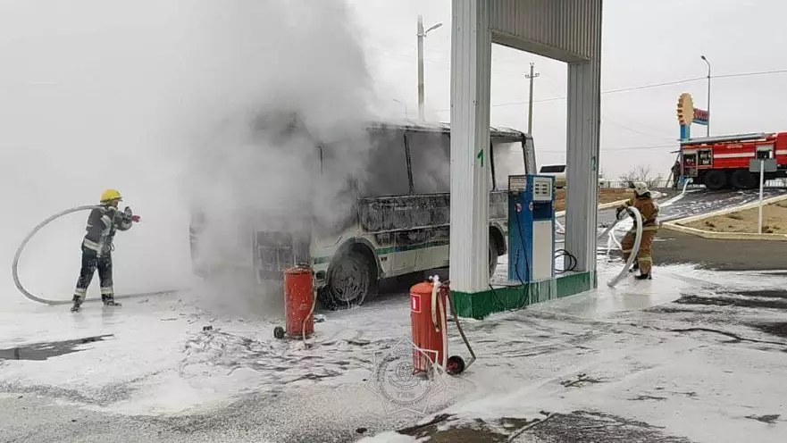 Атырау облысында жанармай құю бекетінде автобус өртенді