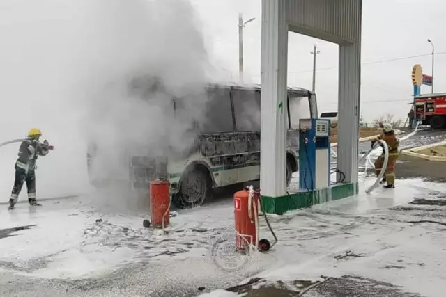 Атыраудағы жанармай құю бекетінде автобустан өрт шықты