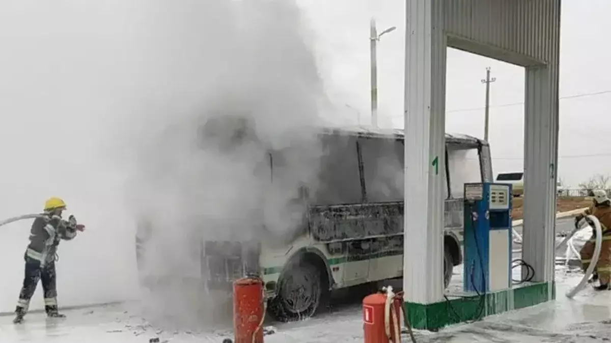 Атырау облысында жанар-жағармай құю бекетінде автобус өртенді
