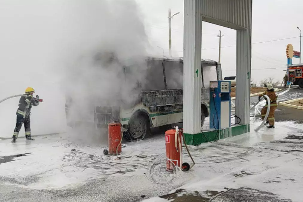 В Атырауской области на территории АЗС загорелся автобус