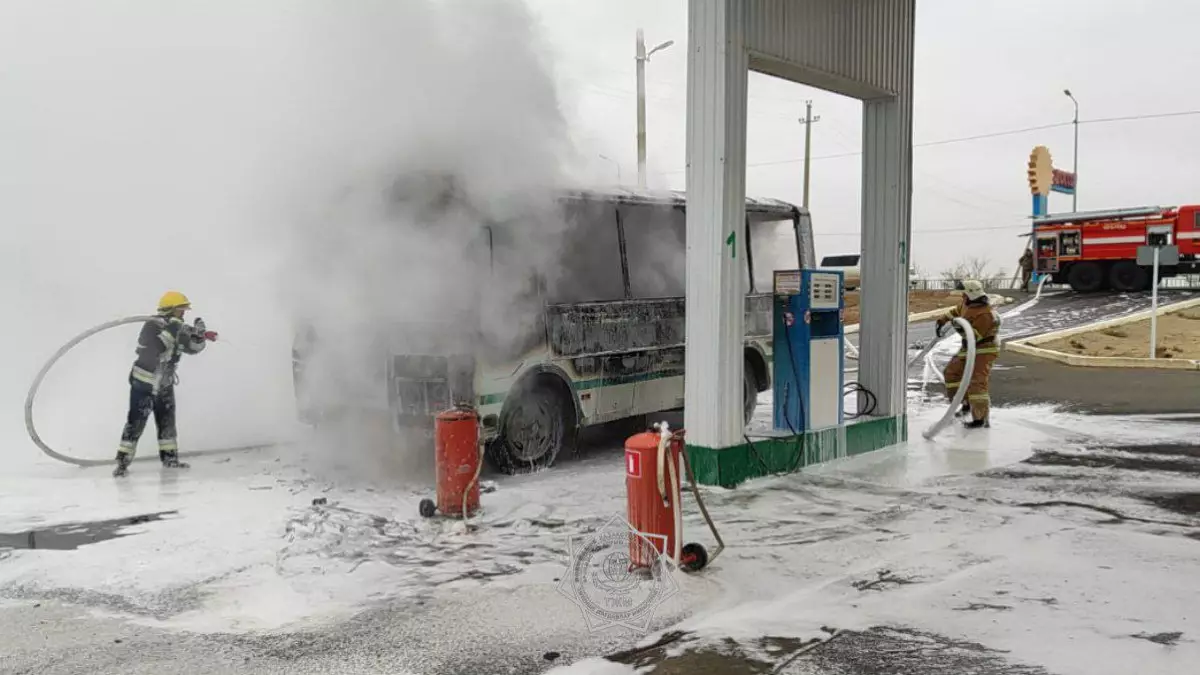 Атырау облысындағы жанармай бекетінде автобус өртенді