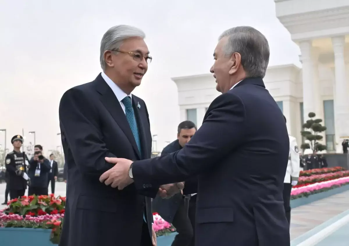 Шавкат Мирзиёев лично проводил президента Казахстана в аэропорту