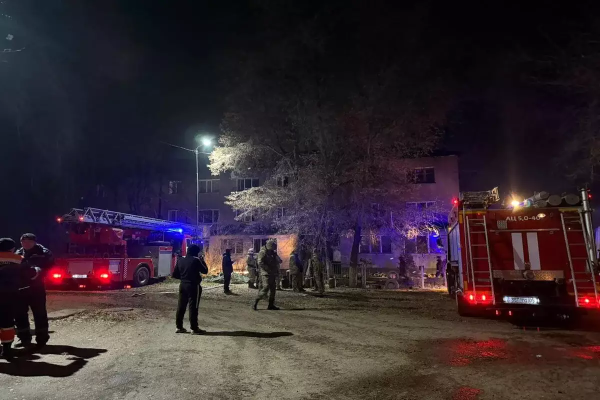 Вынесли 15 газовых баллонов: крупный пожар произошел в жилом доме в Талгаре