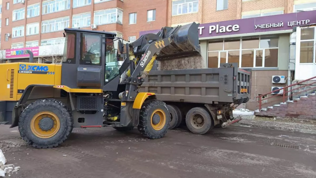 Астанада түнгі қар күреу жұмысына 370-тен астам арнайы техника шықты