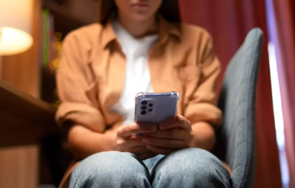 Казахстанка хотела прочитать переписки мужа и потеряла крупную сумму