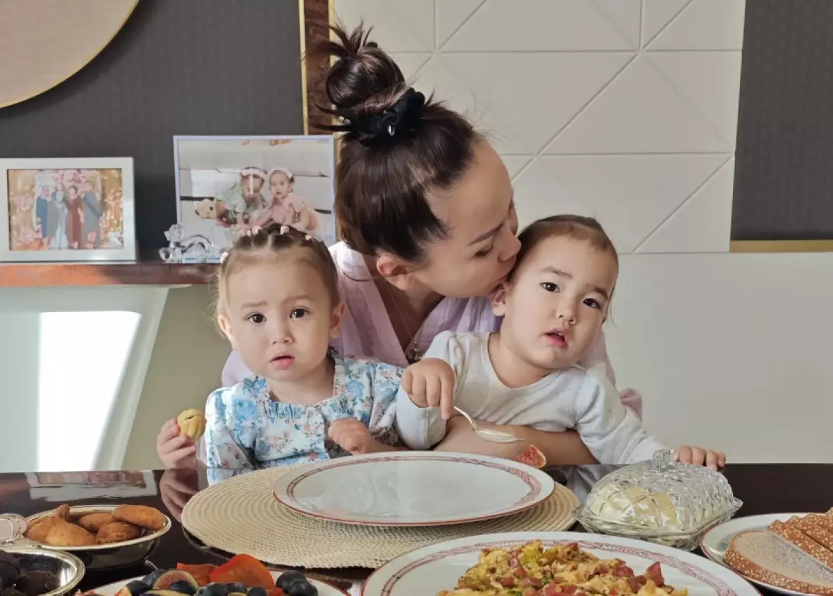 Баян Алагузова с Алисой и Алмой покорила сеть