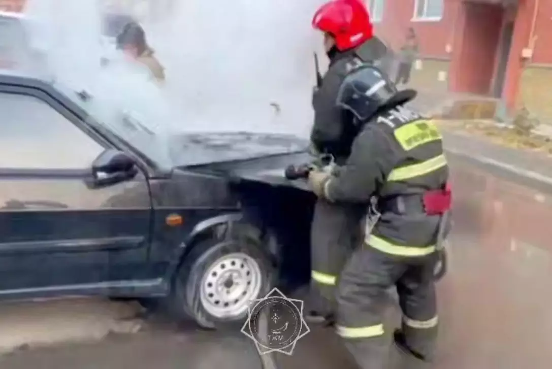 В Костанае пожарные потушили горящий автомобиль