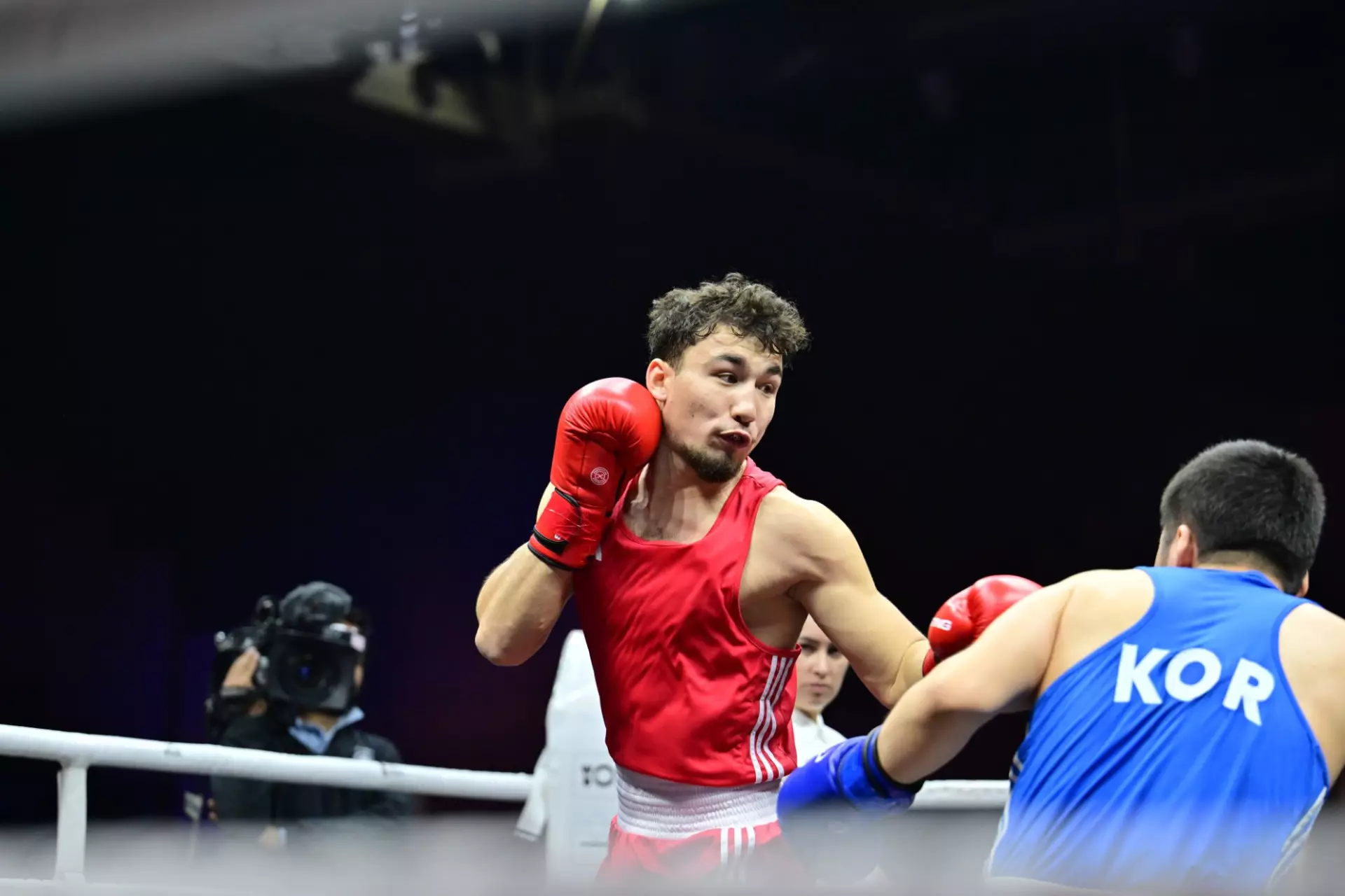 Казахстанский боксер пробился в полуфинал Кубка мира в Индии