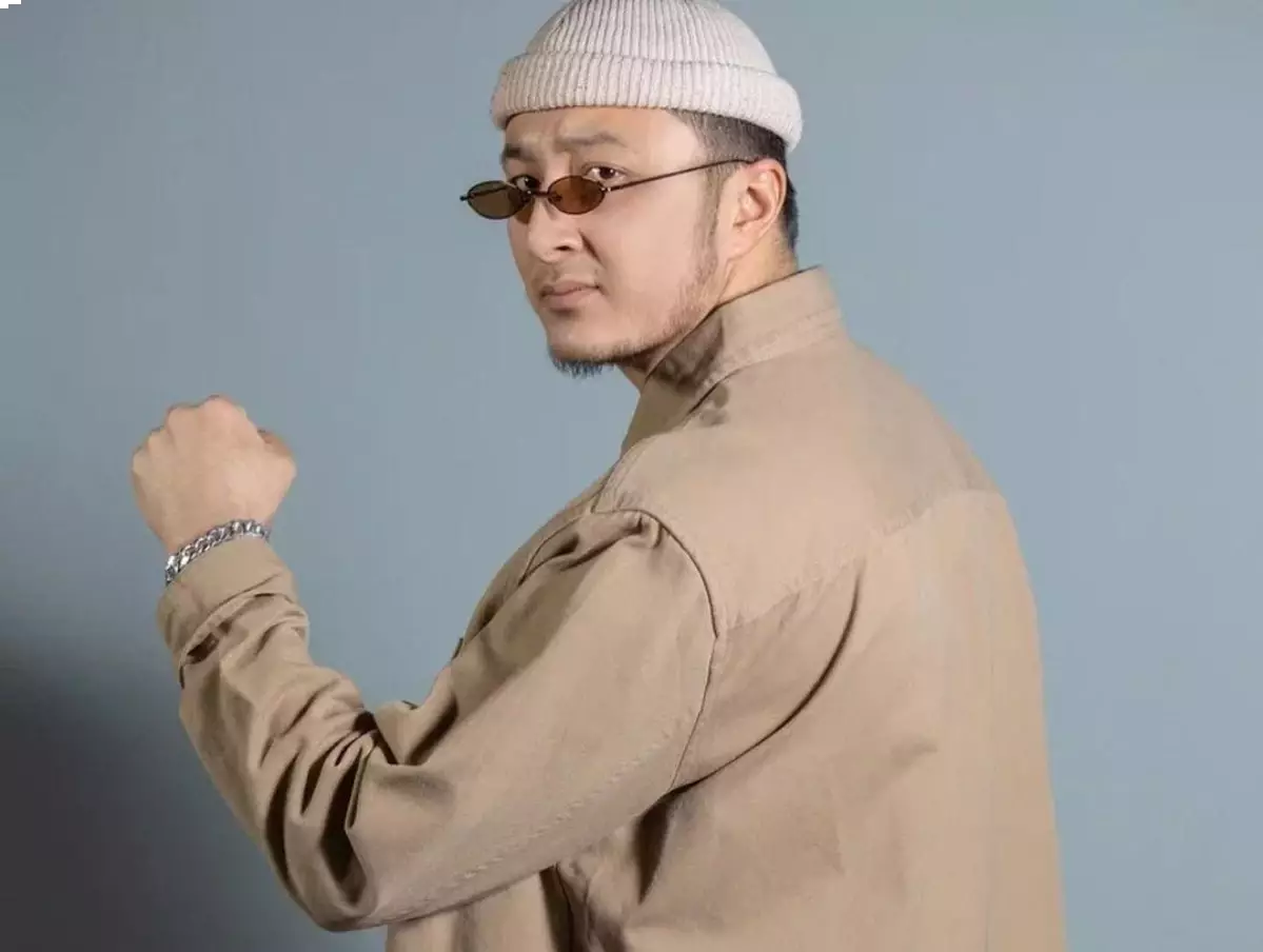 "Өсектен аман": Әзілкеш Ақболат Өтебаев әйелімен мақтанды