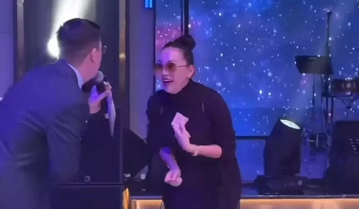 «Тірідей көрдім»: Баян Алагөзоваға сыйлық бермеген тамада сынға қалды (ВИДЕО)