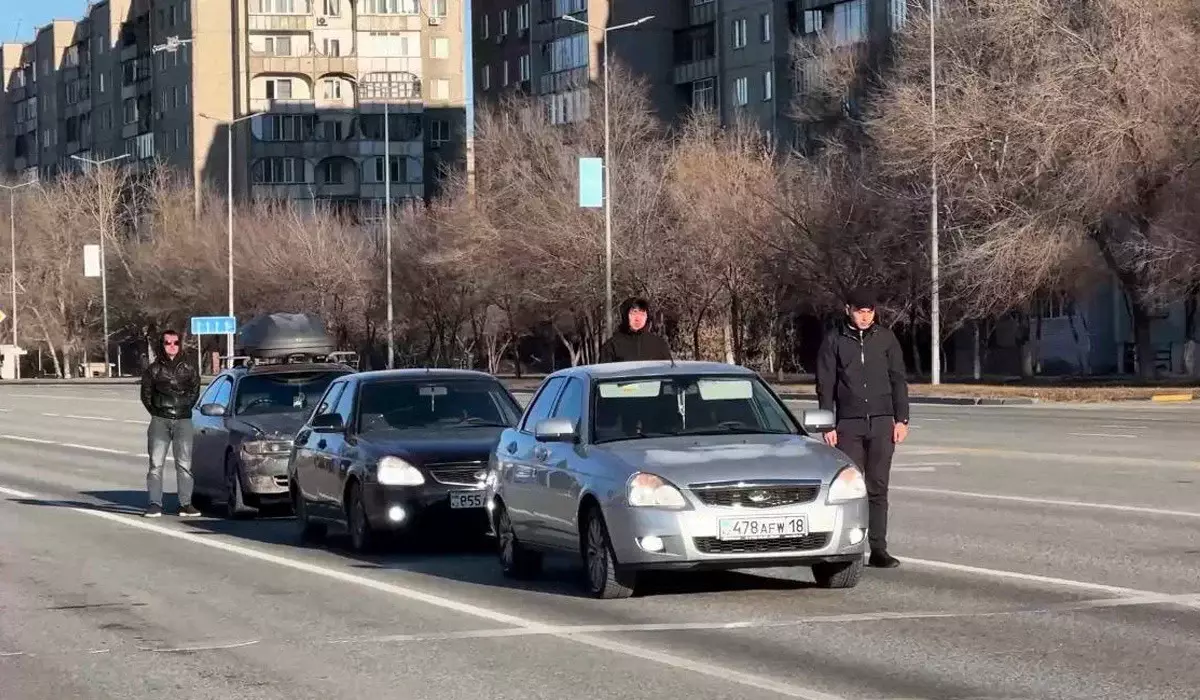 Семейдегі жүргізушілер көшенің қақ ортасына тоқтап, бір минут көліктен түсуге ынта танытты (ВИДЕО)