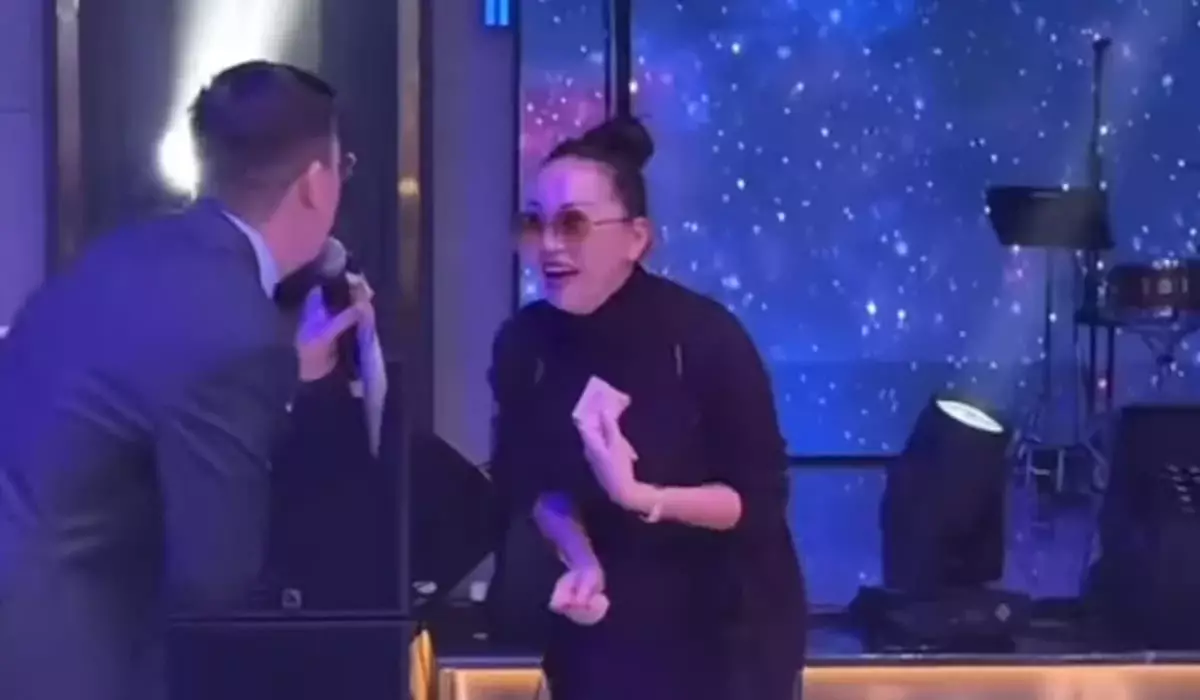 «Впервые вижу вживую»: тамаду раскритиковали за то, что он не дал подарок Баян Алагузовой (ВИДЕО)