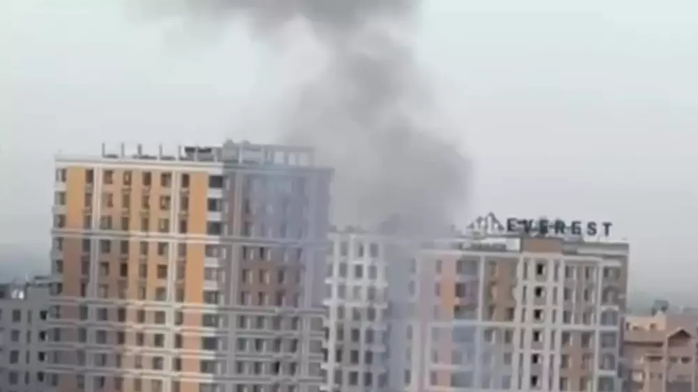 Утренний взрыв в Алматы: пострадали медцентр и автомобиль