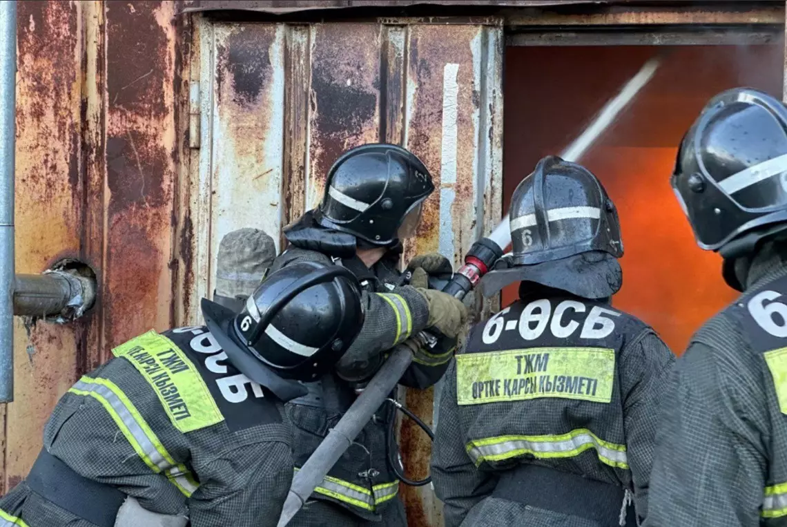 Сложный пожар в Костанае ликвидирован