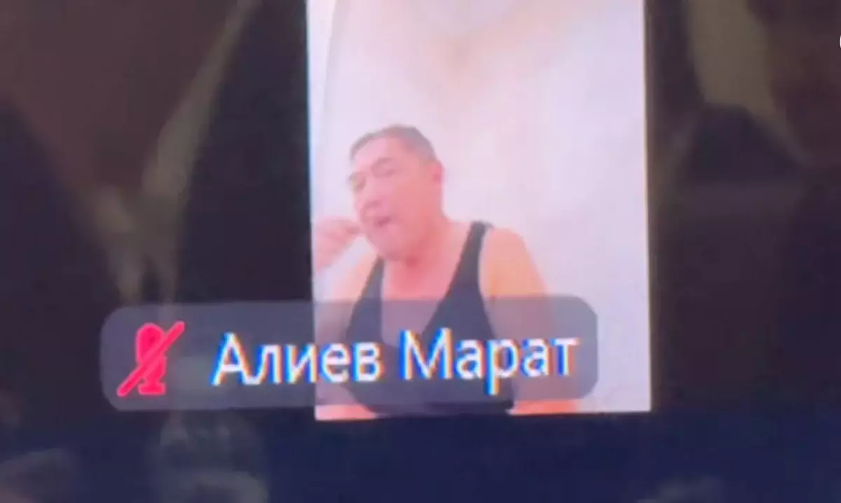 В майке и с едой: участник заседания Мажилиса шокировал казахстанцев