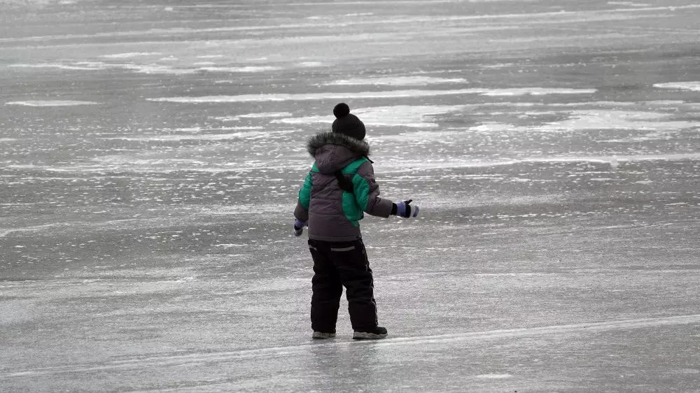 “Гуляют по тонкому льду с детьми в Астане“: кадры разлетелись в соцсетях