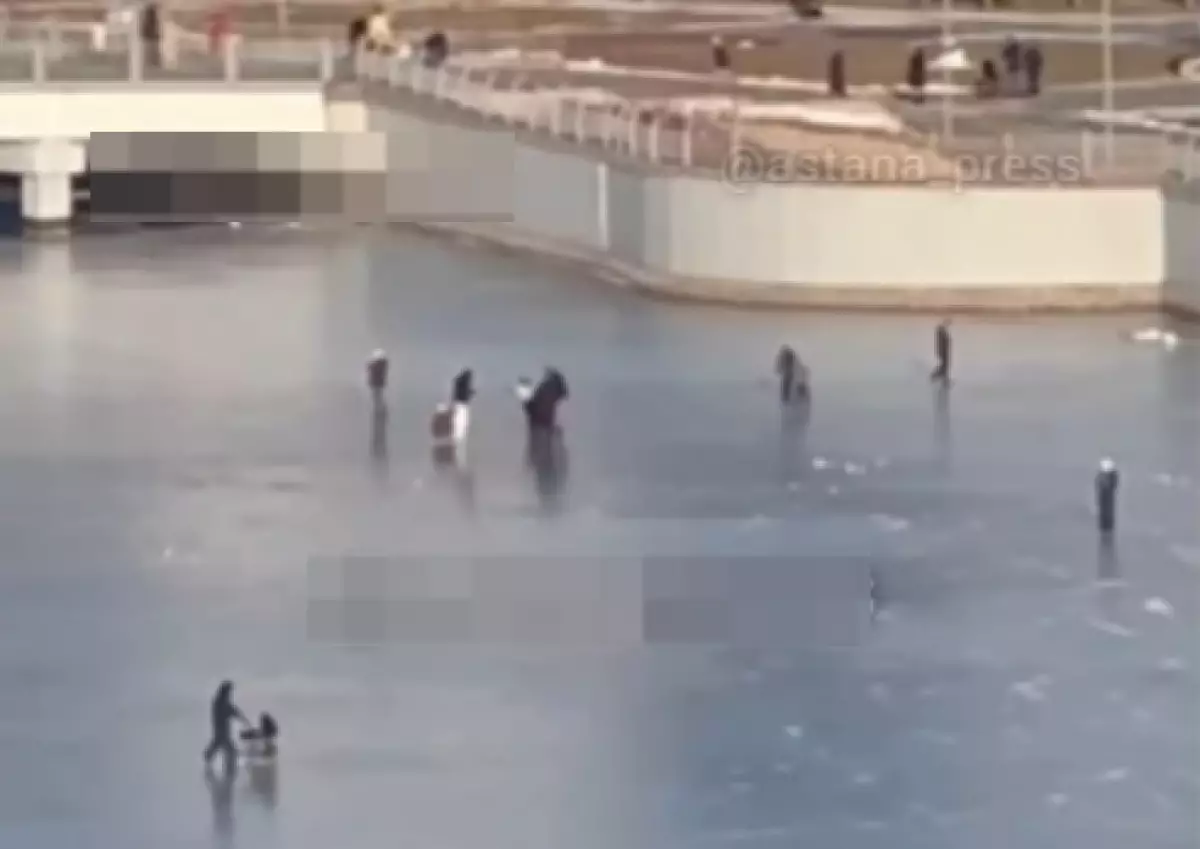 Астанчане гуляют с детьми по опасному льду Ботанического сада - казахстанцы в шоке (ВИДЕО)