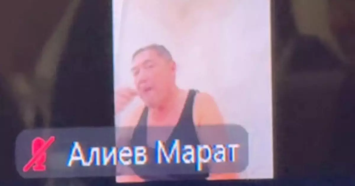  Мәжілістің онлайн отырысына майкамен қатысқан қатысушы қызу талқыға түсті 